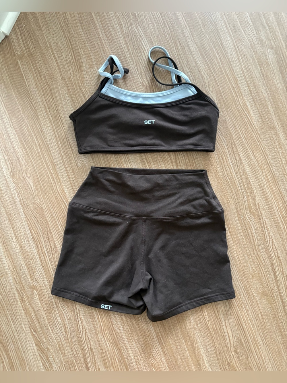 SET Active Bra & Shorts - Picture 2 of 2
